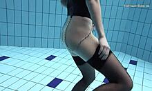 Anetta, seorang remaja berambut coklat, memamerkan pantatnya yang ketat di kolam renang