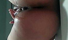 Nuoren naisen märkä pillua pannaan kovaa intensiivisen suihkutuksen jälkeen