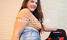 긴 쇼트 셔츠를 입은 섹시한 소녀가 큰 엉덩이를 흔들고 있는 HD 비디오