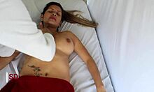 Una MILF latina riceve un massaggio sensuale e un finale felice