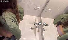 Amatör çift, tuvalette halka açık seks yapıyor