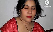Kiimainen intialainen vaimo on tuhma web-kameralla