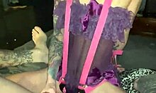 Amatööri nainen käyttää strap-on- ja dildoa anaalipeliin
