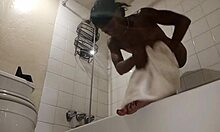 Amatorska MILF z ebenowego staje się mokra i dzika pod prysznicem