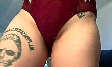 En tatuerad tjej med en liten tight kropp njuter av onani och orgasm