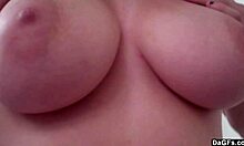 Hnedovláska amatérka s veľkými prsiami sa masturbuje s vibrátorom