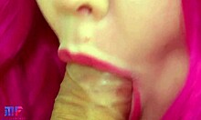 Érzéki szopás rózsaszín ajkakkal és csöpögő spermával