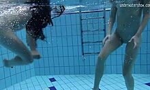 Ruska dekleta Clara Umora in Bajankina se predajata vročim podvodnim akcijam