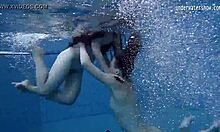 Rosyjskie dziewczyny Clara Umora i Bajankina oddają się gorącej podwodnej akcji