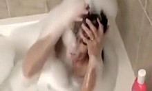 Mujer madura pelirroja hace una ducha fetichista en un video amateur
