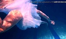 Прсате тинејџерке подводне авантуре са својим дечком