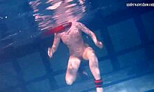 Busty tonåringar under vattnet äventyr med sin pojkvän