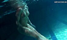 Aventure sous-marine d'ados aux gros seins avec son petit ami