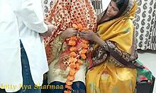 Indisk fru och man njuter av sin första trekant med en mogen kvinna