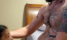 Iubita asiatică se sufocă cu un penis mare într-un videoclip de casă