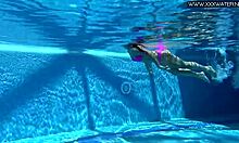 Jessica Lincolns filmează o fetiță fierbinte făcând o dublă penetrare în piscină