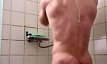 Un modèle musclé gay montre son physique de bodybuilder dans une vidéo maison