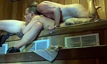 Fræk gruppesex i en varm sauna