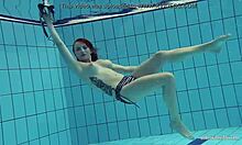 Amatérska tínedžerka Katrin sa vyzlečie pod vodou v domácom videu