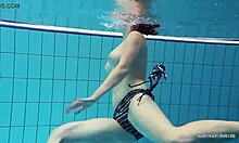 Amatör tonåring Katrin går naken under vattnet i en hemvideo
