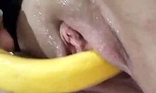 Domáca masturbácia s banánom a detailný pohľad